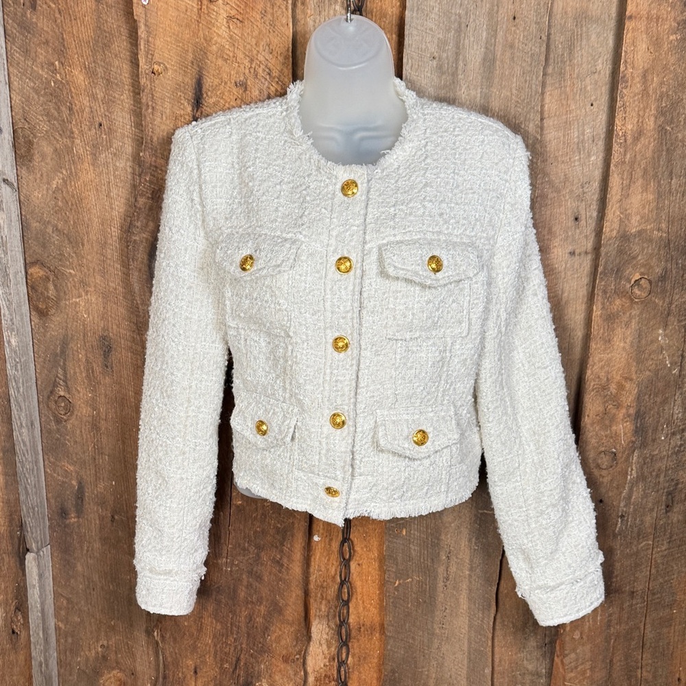 Mark Edward’s Elegant CreamTweed Jacket with Gold Buttons